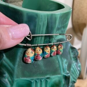 VINTAGE MATRYOSHKA RUSSIAN 5 NESTING DOLLS ON A SAFETY PIN BROOCH LOCKET